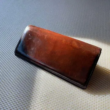 유하크 브라운 가죽 장지갑 유하크 특유의 광택과 그라데이션!