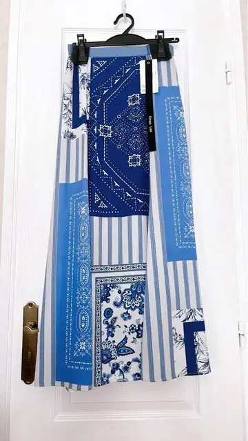 반다나 패턴 라이트 새틴 스커트 미사용 새상품