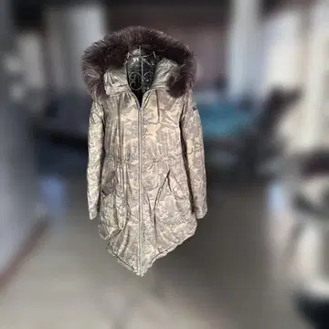 타트라스 카모 패턴 퍼 달린 모즈 코트