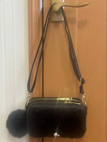 미사용 새상품급 퍼 부착 숄더백 고기능 지갑 숄더 블랙