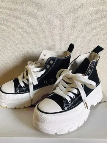 통굽 하이컷 스니커즈 블랙과 화이트