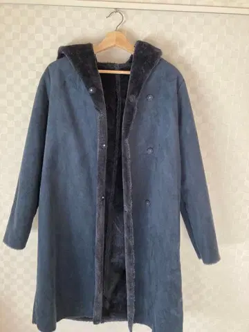 SENSE OF PLACE 후드 부착 무스탕 코트