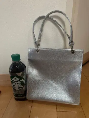 실버 합성 피혁 숄더백