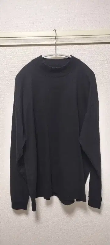 ATON 블랙 모크넥 긴팔 티셔츠 06