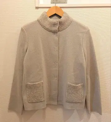 새상품급 캐릭터 오클러스 하이넥 니트 자켓 M 사이즈 그레이 베이지