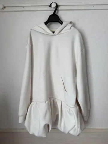 더 토 화이트 프릴 후드티