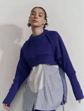 UN3D. 숏 맨투맨 탑