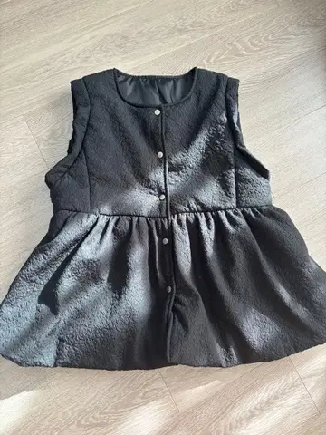 [ 미사용 새상품 ] 블랙 플레어 베스트