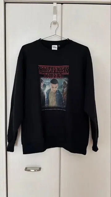 GU 스트레인저 싱스 블랙 맨투맨 L