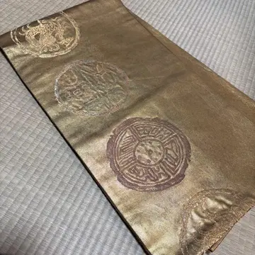 골드 컬러 무늬가 들어간 후쿠로 오비