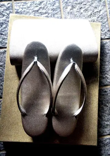 고급스러운 실버 조리 와 백