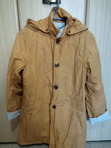 후드 부착 머스타드색 자켓