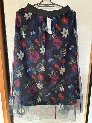 이즈스칼라 꽃무늬 블랙 스커트 M