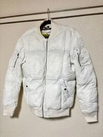 Joy Rich 화이트 리버서블 봄버 자켓