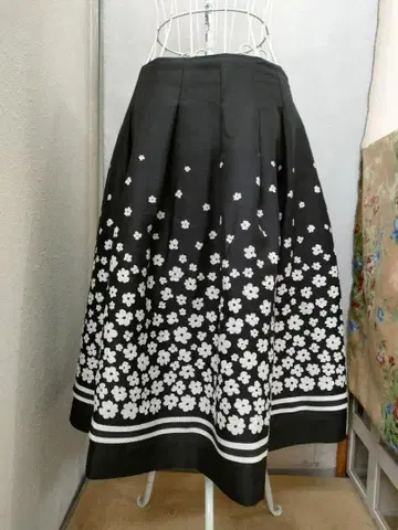 엠즈 그레이시 블랙 스커트 꽃무늬