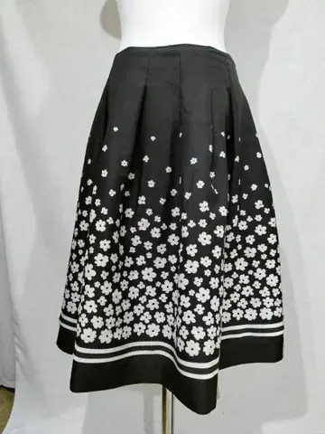 엠즈 그레이시 블랙 스커트 꽃무늬