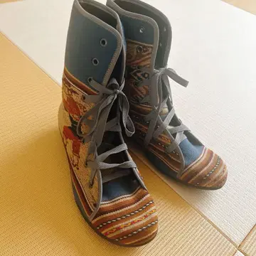 하이컷 부츠 파랑색과 브라운색 스트라이프 페루 모로코 개성있는