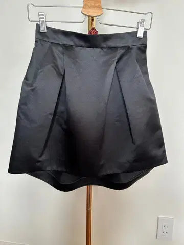 YOKO CHAN 밑단 새틴 블랙 스커트 새상품급
