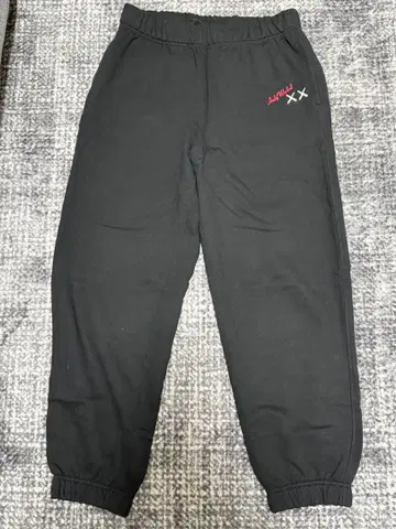 UNIQLO KAWS 콜라보 맨투맨