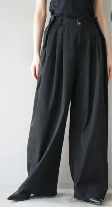 턱 디자인 와이드 팬츠 / 블랙