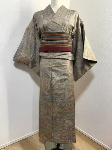 다색 무늬의  기모노