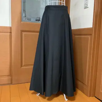 유진 블랙 플레어 롱 스커트