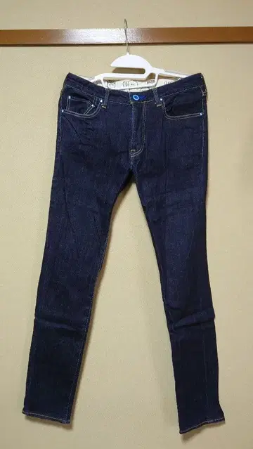 새상품급 CUNE 스키니 데님 다크 블루 리본 디자인