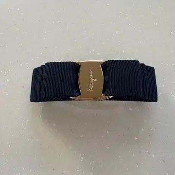 페라가모 리본 머리핀 네이비 x 골드