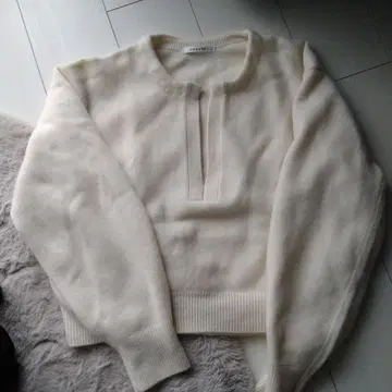 아쿠아 깊은 V 니트