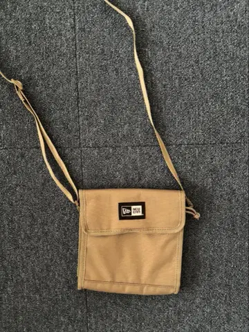 베이지 나일론 숄더백 NEW ERA