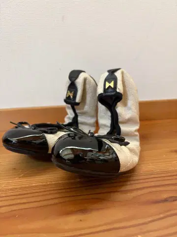 BUTTERFLY T 플랫슈즈 CRM/BLK JPN 23