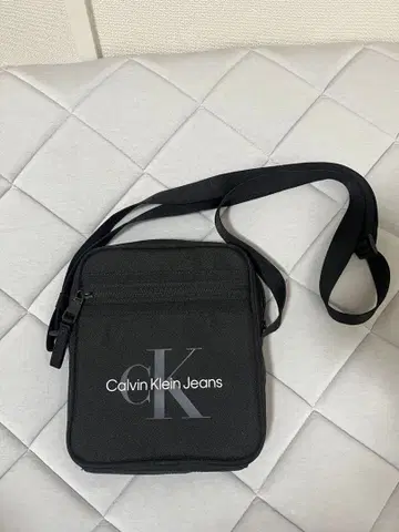 캘빈 클라인 진스 숄더백 블랙