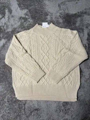 아이보리 하이넥 케이블 니트 스웨터