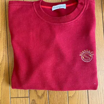 빨간색과 오렌지색 트레이닝복 세트