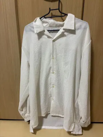 화이트 긴팔 셔츠