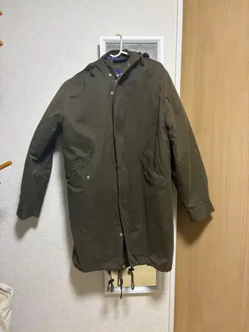 올리브색 후드 부착 모즈 코트