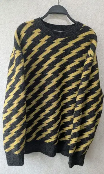 ZARA 블랙과 옐로우 컬러의 번개 무늬 스웨터 XL