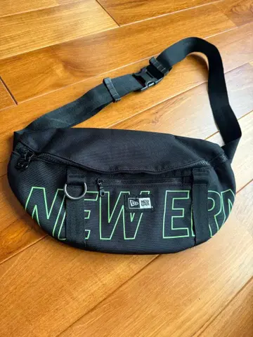 NEW ERA 바디백 블랙