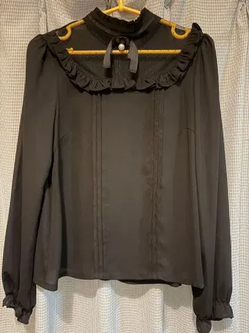 앙크루즈 프릴 블랙 긴팔 블라우스