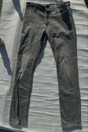 DENHAM 그레이 슬림핏 데님 팬츠