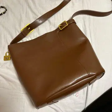 브라운 가죽 숄더백 M 로고