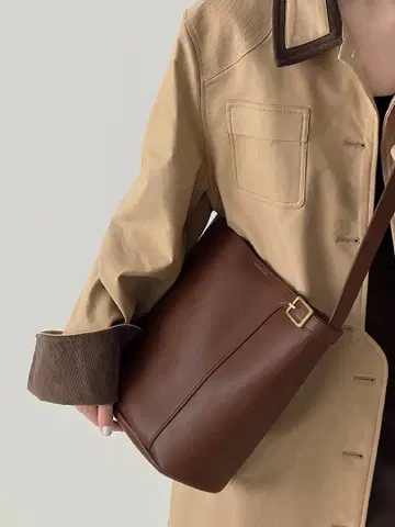 브라운 가죽 숄더백 M 로고