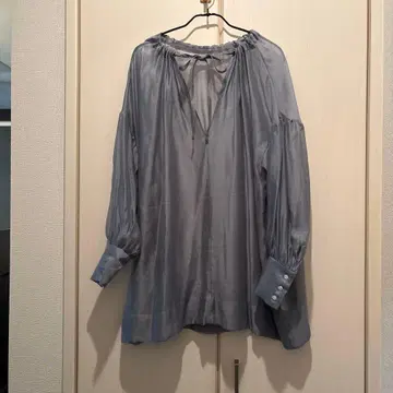 블루 그레이 시어 V넥 셔츠 리본 포함