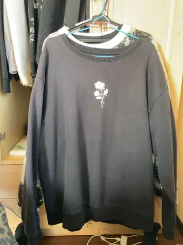 장미 자수 블랙 오버 사이즈 트레이닝복