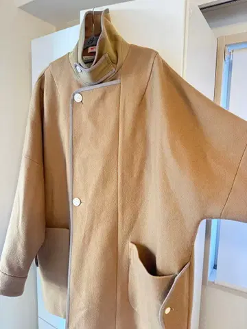 베이지 울풍 코트와 긴팔 셔츠