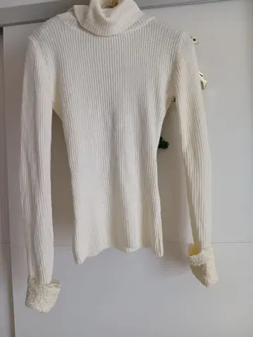 리즈리사 리브 짜임 화이트 터틀 니트 긴팔