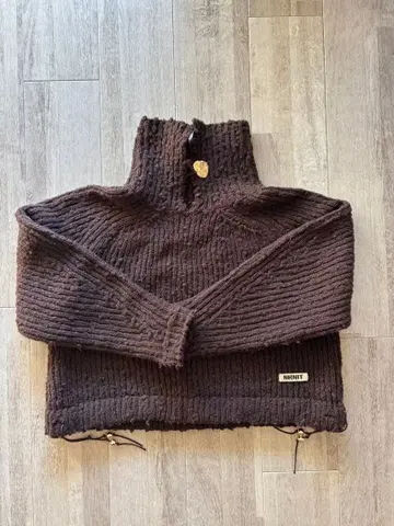 NKNIT 브라운 하이넥 니트 스웨터