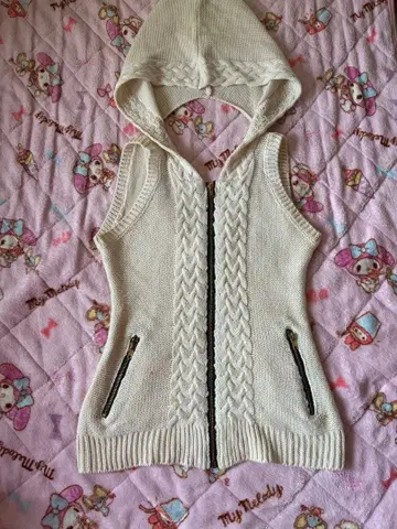 d.i.a. 아이보리 후드 부착 슬리브리스 니트