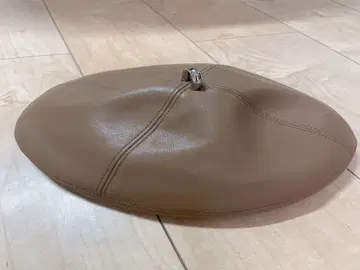 ca4la 베이지 가죽 베레모