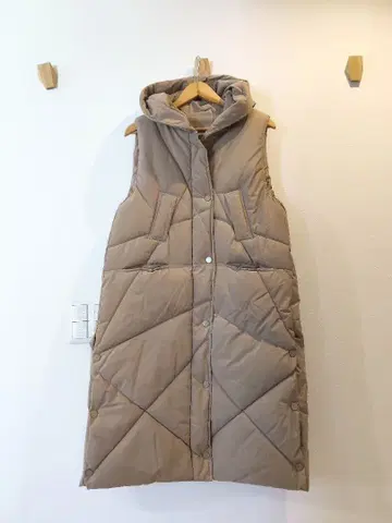 새상품 퀼팅 롱 베스트 베이지 후드 부착